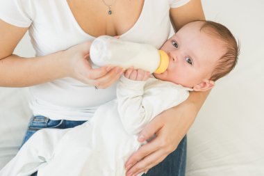 Şişe süt içerken şirin bebek çocuk portresi tonda