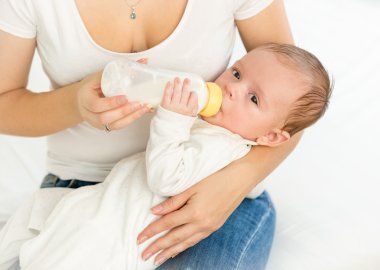 3 aylık bebeğini biberon anne