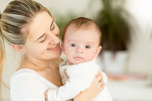 Schöne fröhliche Mutter umarmt ihren 3 Monate alten Jungen — Stockfoto