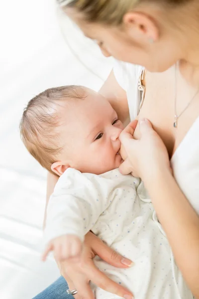 Primer plano de la madre joven amamantando a su bebé de 3 meses en b — Foto de Stock