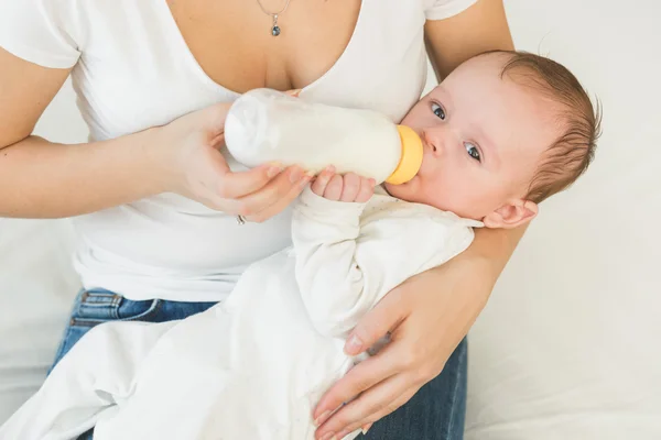 Retrato tonificado de bebé lindo bebiendo leche del biberón — Foto de Stock