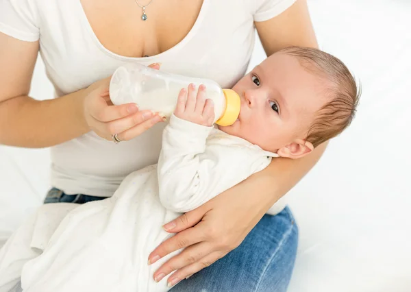 Mutter füttert ihr 3 Monate altes Baby aus Flasche — Stockfoto