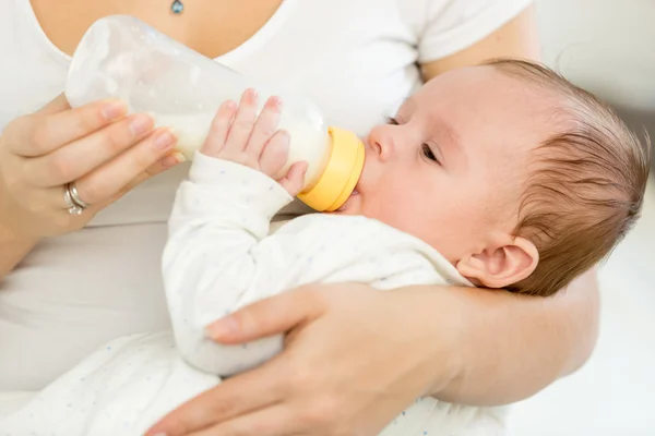 Retrato de un bebé de 3 meses comiendo leche del biberón — Foto de Stock