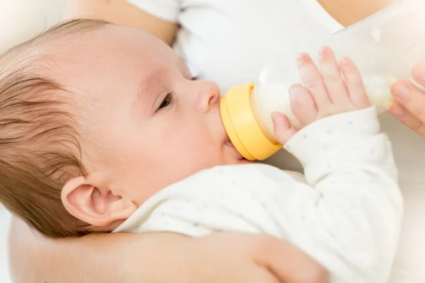 Portrait de mignon bébé garçon de 3 mois buvant du lait au biberon — Photo