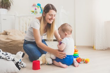 Annenin bebeği ile evde oynarken tonlu görüntü