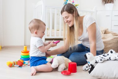 Bebek oyuncak cellphone ile oturma odası katta oynama