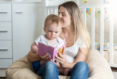 Bebek çocuk annelerin kucak ve kitap okumak