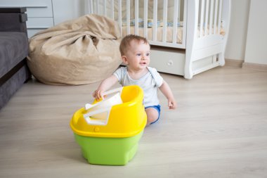 Bebek çocuk çömleği, oturma odası ile oynarken