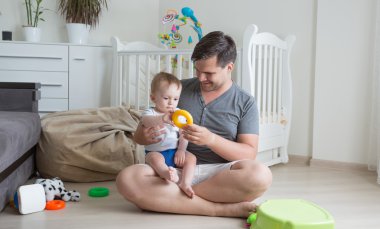 Neşeli babası onun bebek çocuk ile katta yaşayan roo oynarken.