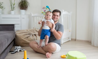 Mutlu baba onun 9 ay eski erkek bebek ile katta l oynarken