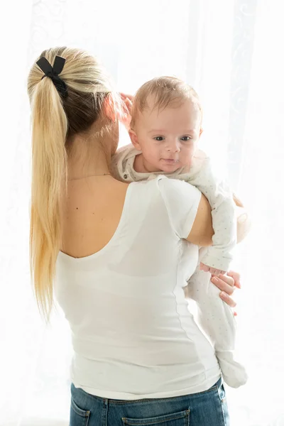 Portrait of beautiful woman with her 3 months old baby boy at bi — Stock Photo, Image