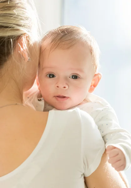 Ritratto di bambino di 3 mesi abbracciare la madre — Foto Stock