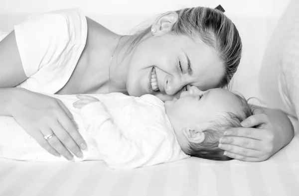 Czarno-biały portret matki wesoły przytulanie i Całowanie — Zdjęcie stockowe