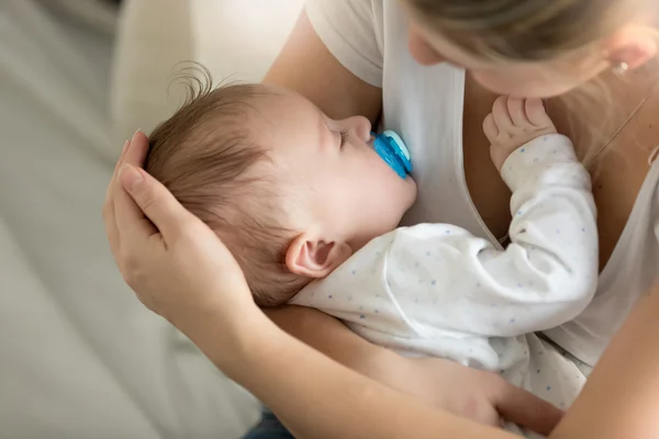 Imagen de primer plano de la madre con su bebé durmiendo en el dormitorio —  Fotos de Stock