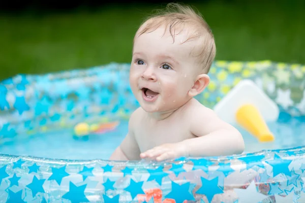 Ritratto di bambino di 9 mesi che si diverte nel nuoto gonfiabile — Foto Stock
