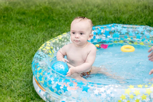 Noworodek korzystających z kąpieli w basenie w ogrodzie — Zdjęcie stockowe