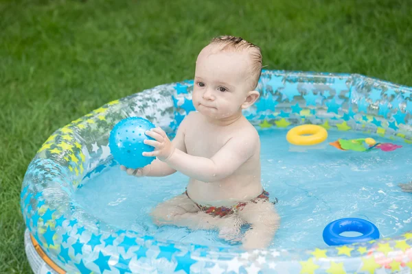 Cute baby bawi chłopiec w Pływaniu na podwórku — Zdjęcie stockowe