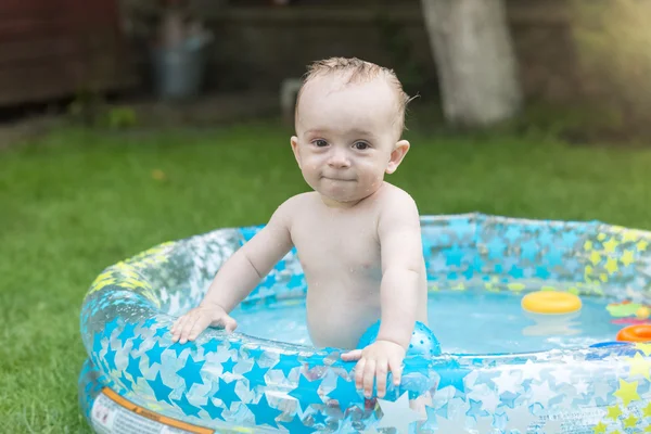 Allegro bambino di 9 mesi che gioca in piscina all'aperto — Foto Stock