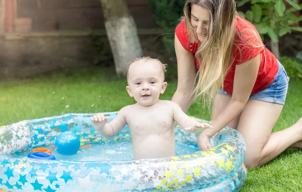 Ung mamma och hennes 9 månader gammal baby i poolen på garde — Stockfoto