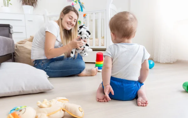 Fröhliche Mutter spielt in Puppenspiel mit ihrem kleinen Jungen — Stockfoto
