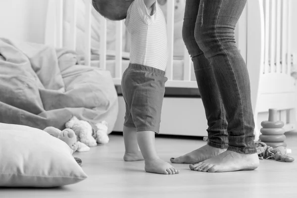Imagem em preto e branco de um bebê de 10 meses aprendendo a andar — Fotografia de Stock