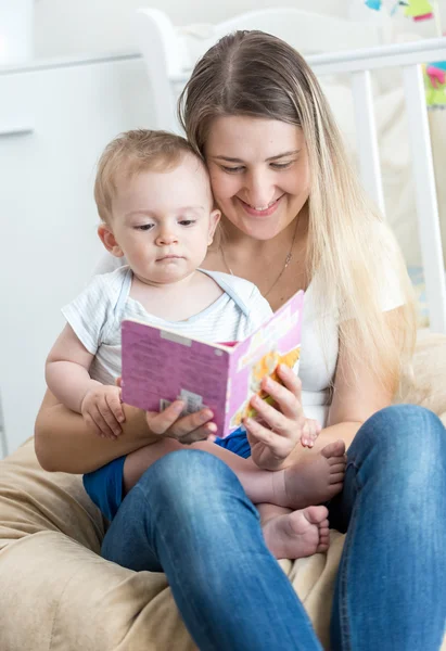 Bela mãe alegre ler livro com seu bebê menino — Fotografia de Stock