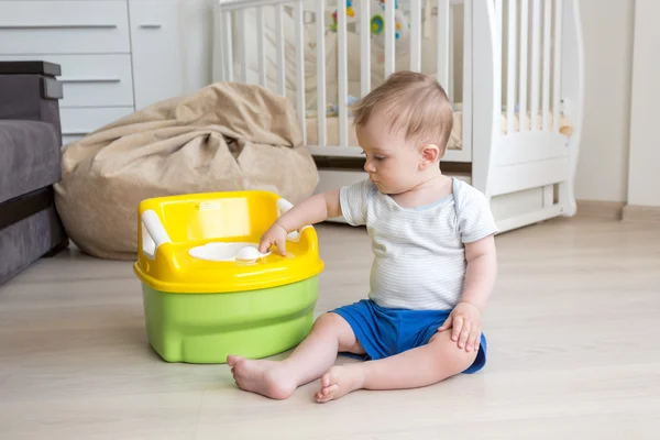 10 måneder gammel gutt som blir vant til å bruke nattpotte – stockfoto