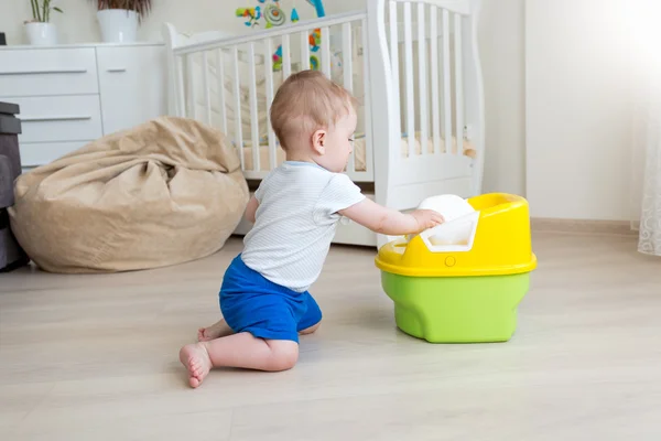 10 måneder gammel gutt som prøver å sitte på potten – stockfoto