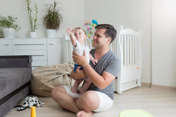 Ritratto del padre sorridente che si diverte con il suo pavimento del bambino su flo — Foto Stock