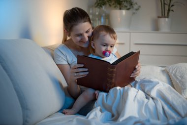 Anne ve bebek için sl gitmeden önce kitap okuma gülümseyerek