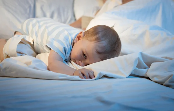 Тонированное изображение очаровательного ребенка, спящего на большой подушке в конце даже — стоковое фото
