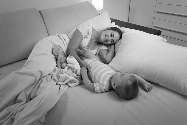 Imagen en blanco y negro de la joven madre durmiendo con su bebé —  Fotos de Stock