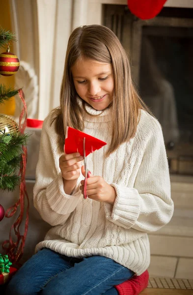 クリスマスの装飾の女の子カット紙雪片 — ストック写真