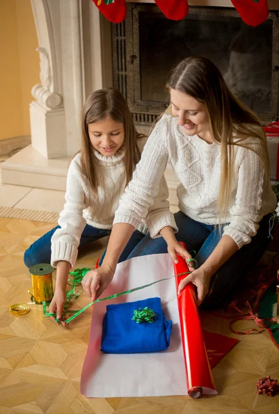 Piękne matka zawijania Christmas prezenty z córką — Zdjęcie stockowe