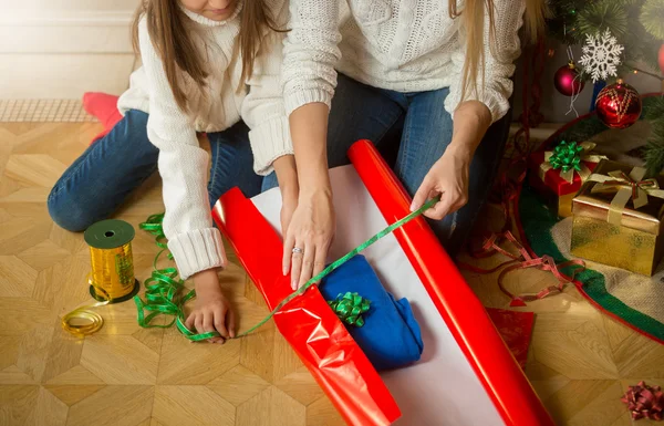 Closeup foto de mãe e filha fazendo presente de Natal um — Fotografia de Stock