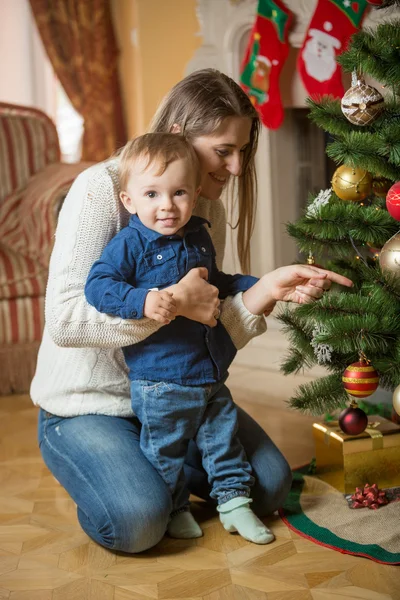 Mère et bébé garçon de 10 mois décorant l'arbre de Noël à h — Photo
