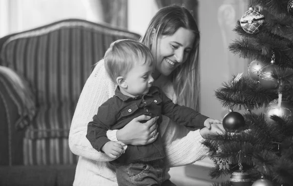 Retrato en blanco y negro de la madre y el niño decorando a Chris —  Fotos de Stock