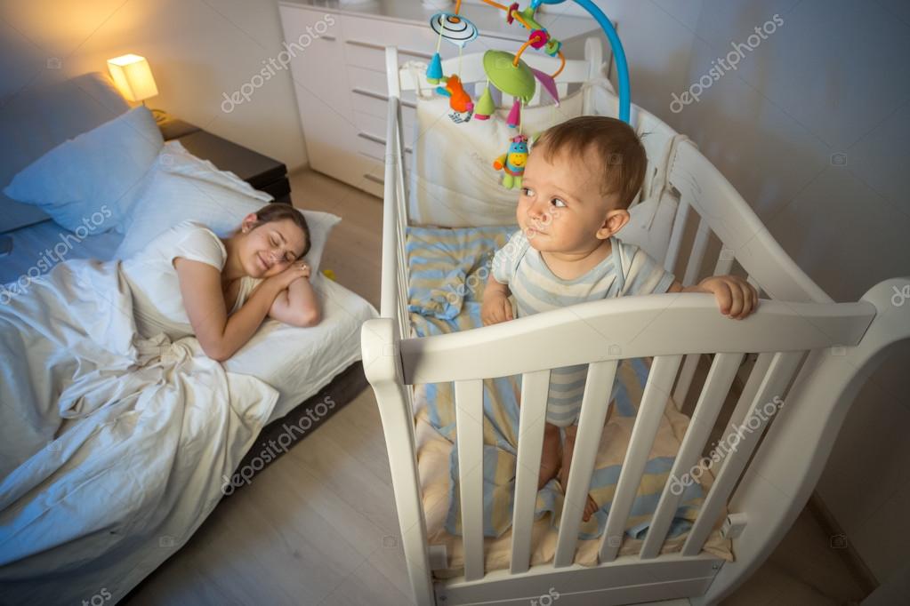 Мама ребенок на детской кроватке. Малыши в своих кроватках. Укачивание ребенка. Ребенок в детской кроватке. Как отучить ребенка от кроватки.