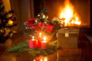 Oturma odasında şömine yanma ile dekore edilmiş Noel masa