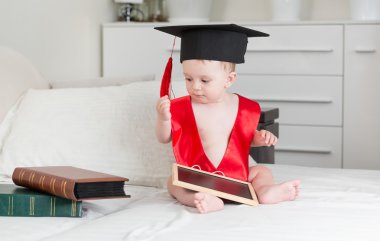 10 aylık bebek çocuk Mezuniyet Cap dijital tablet holding 
