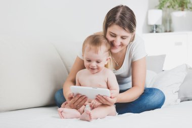 Neşeli bebek çocuk annesi ile Tablet Pc oyun