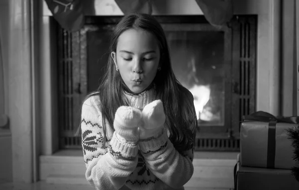 Black and white portrait of teenage girl sitting at fireplace an — Stock Photo, Image