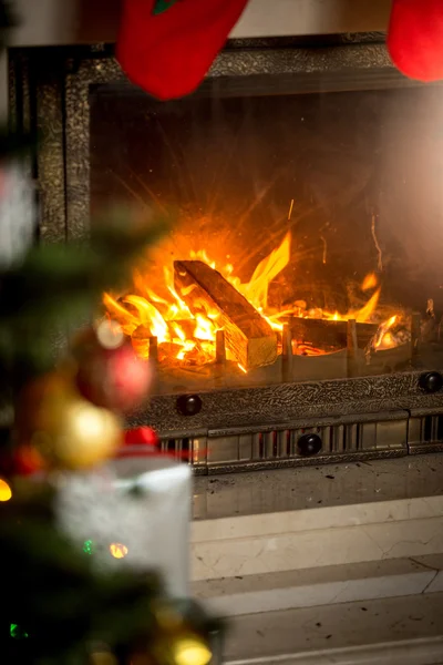 Fireplace with with burning wood logs decorated for Christmas — Stock Photo, Image