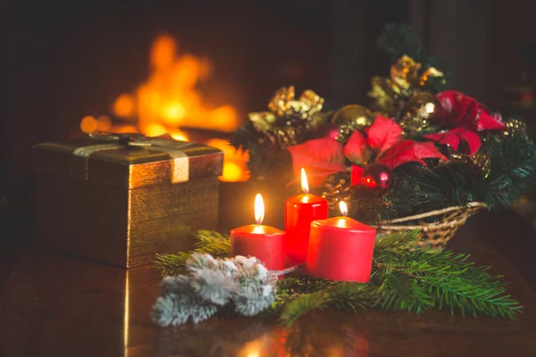 Närbild bild av brinnande ljus, jul krans och gyllene gi — Stockfoto