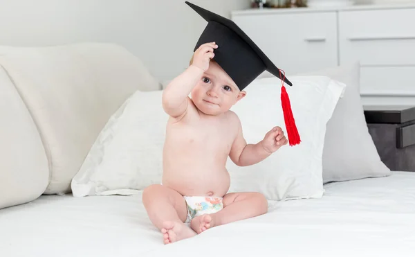 Rozkošný 10 měsíců staré dítě v černém promoce čepici se střapcem — Stock fotografie