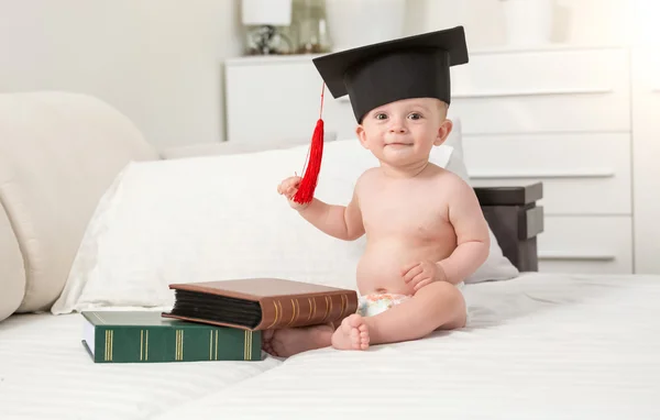 Ritratto di bambino allegro in berretto nero graduato — Foto Stock