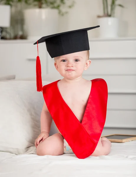 Retrato de adorable bebé niño en la gorra de graduación y el cuello sitti — Foto de Stock