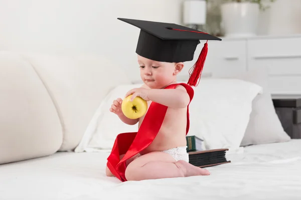 Retrato de niño de 10 meses en gorra de graduación y cinta — Foto de Stock