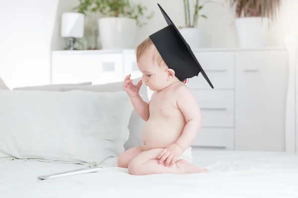 디지털 태블릿을 보고 졸업 모자에 귀여운 아기 — 스톡 사진