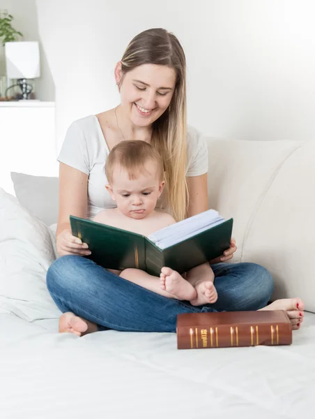 Bela mãe mostrando fotos para seu bebê menino em grande família al — Fotografia de Stock